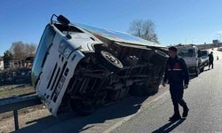 Yan yatan kamyonette 2 kişi yaralandı