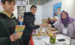 Yazar öğretmen kitap fuarında öğrencilerle buluştu
