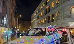 Yılın son günü arabasını ışıklarla kapladı