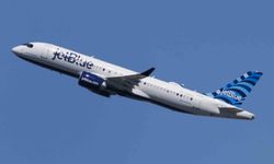 Yolcu uçağı ABD'ye ait savaş uçağı ile havada çarpışmaktan son anda kurtuldu