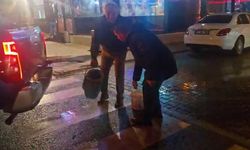 Yolda oluşan çukurları görünce dayanamayan esnaf kum ve çakılla çukurları kendisi kapattı