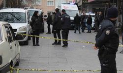 Yoldan geçenleri bıçakladı: 1'i ağır 3 yaralı