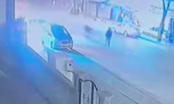 Yolun karşısına geçmek isteyen çocuğa motosiklet çarptı... O anlar kamerada