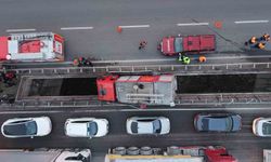 Yüksek gerilim tellerine ramak kala, itfaiye aracı köprü arasında sıkıştı: 3 personel yaralı