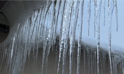 Yüksekova'da buz sarkıtları bir metreyi geçti