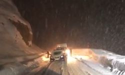 Yüksekova'da kar ve tipi ulaşımı aksattı: Fırtınaya rağmen namazını kıldı