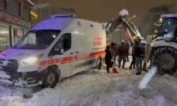 Yüksekova'da kara saplanan ambulansın imdadına karla mücadele ekipleri yetişti