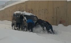 Yüksekova'da kara saplanan araç vatandaşlarca kurtarıldı