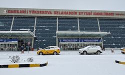 Yüksekova'da yoğun kar yağışı uçak seferlerini durdurdu