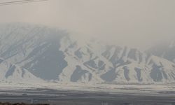 Yüksekova'nın etrafını çevreleyen dağlar beyaza büründü