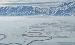 Yüksekova'nın kar altındaki menderesleri hayran bırakıyor