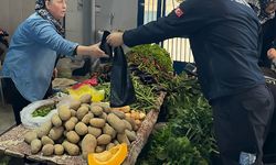 Zabıta ekiplerinden pazarcı esnafına çöp poşeti desteği
