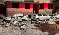 Zeytinburnu'nda binanın çatısından kopan parçalar araçları hurdaya çevirdi