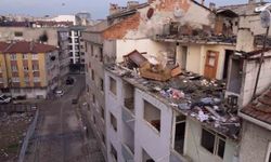 Zeytinburnu'nda çatısı çöken bina havadan görüntülendi