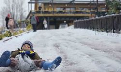 Zonguldak'ta çocuklar karda kayarak eğlendi