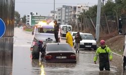 Adana'da sağanak hayatı felç etti: Araçlarında mahsur kalan vatandaşları itfaiye kurtardı