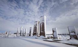 Ahlat'ın tarihi mekanlarından kartpostallık kar manzaraları