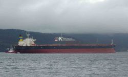 Akdeniz'de İHA ile vurulan, Bozcaada'da fırtına nedeniyle karaya oturan tanker bakım için Yalova'ya götürülüyor