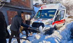 Ambulansa yol açmak için küreklerle seferber oldular