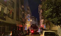 Apartmanın çatısından yükselen yoğun duman ekipleri harekete geçirdi