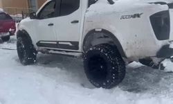 Ardahan'da buz tutan yolda araçlar ilerleyemedi