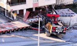 Başakşehir'de tırdan kopan vinç, 2 araca ve bir binaya çarptı