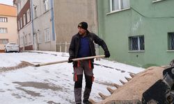 Bayburt'ta buzlu yollara tuz seriliyor