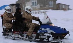 Bayburt'ta kar ve tipi nedeniyle hastaneye gidemeyen vatandaşa jandarma yetişti