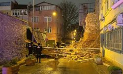 Beyoğlu'nda tarihi metruk binanın duvarı böyle yıkıldı