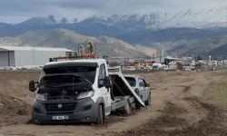 Bir çekiciyi kurtarmaya giden iki çekici de çamura saplandı