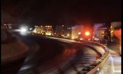 Bitlis'te kapanan yollarda uzun araç kuyrukları oluştu