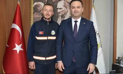 Bulduğu altın bilekliği polise teslim eden temizlik görevlisine belediye başkanından ödül