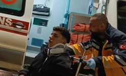 Bursa'da direksiyon hakimiyetini kaybeden sürücü direğe çarptı