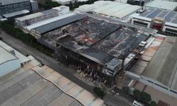 Bursa'da gece alevlere teslim olan fabrika sabahın ilk ışıklarıyla havadan görüntülendi