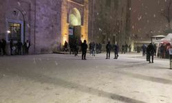 Bursa'da yılın ilk sabah namazı kar altında Ulucami'de kılındı