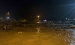 Çanakkale'de sağanak yağış nedeniyle Kepez Çayı taştı, sahil yolu trafiğe kapatıldı