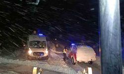 Çermik'te karda mahsur kalan ambulans kurtarıldı
