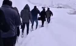 Çığla kapanan yolda mahsur kalan 100 kişi köyde misafir edildi