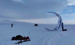 Çıldır Gölü'nde paraşütle uçma heyecanı yaşandı