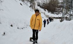 Çocukların kızaklarla kar keyfi