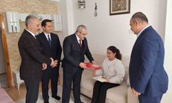 Çorum'da evde eğitim gören öğrencinin karnesini milli eğitim müdürü verdi