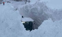 Çukurca yolunda nefes kesen çığ temizliği