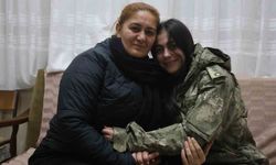 Depremzede Beliz'in, kendisine üşümesin diye montunu veren albayla görüşmesinde duygusal anlar yaşandı