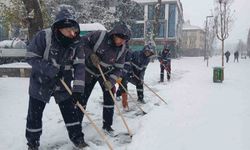 Düzce Belediyesi karla mücadeleyi aralıksız sürdürüyor