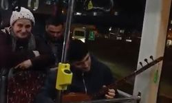 Eminönü-Arnavutköy seferindeki İETT otobüsünde sazlı yolculuk