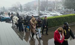 Fuhşa aracılık iddiasıyla gözaltına alınan 9 kadın adliyeye sevk edildi