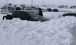 Gercüş'te kar, arabaların boyunu geçti