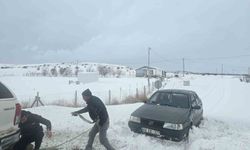 Göreve giden valilik koruma ekibi, yolda kalan vatandaşı kurtardı