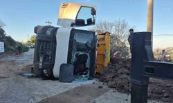 Hafriyat kamyonu devrildi: 1 yaralı