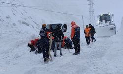 Hakkari'de çığ altında kalan araçtaki 2 kişi kurtarıldı